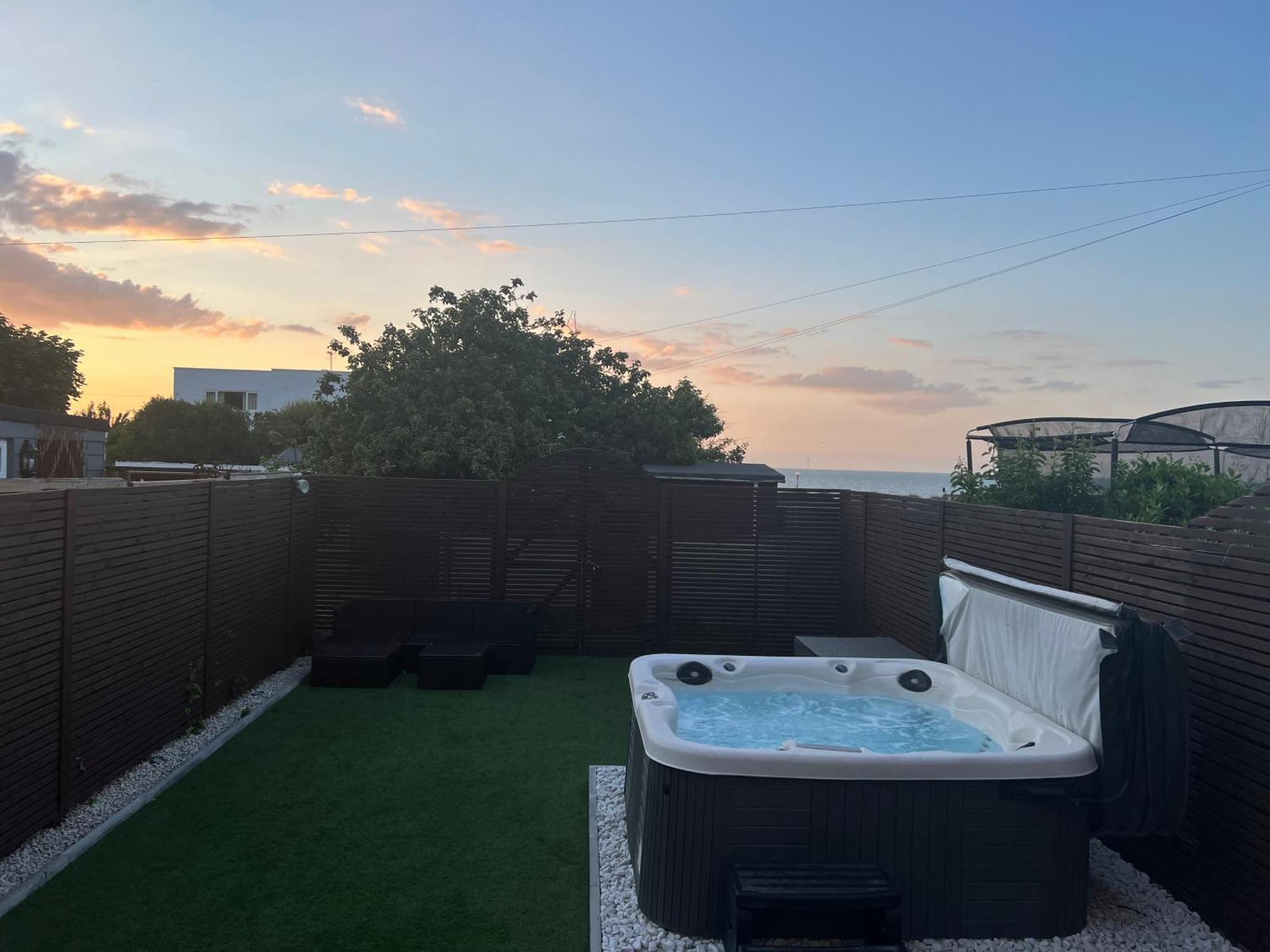 Broadway Beach Home With Hot Tub Herne Bay Exterior photo